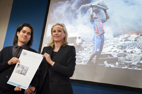 Bettina Wulff mit Kai Löffelbein, Gewinner des Wettbewerbes UNICEF-Foto des Jahres 2011 